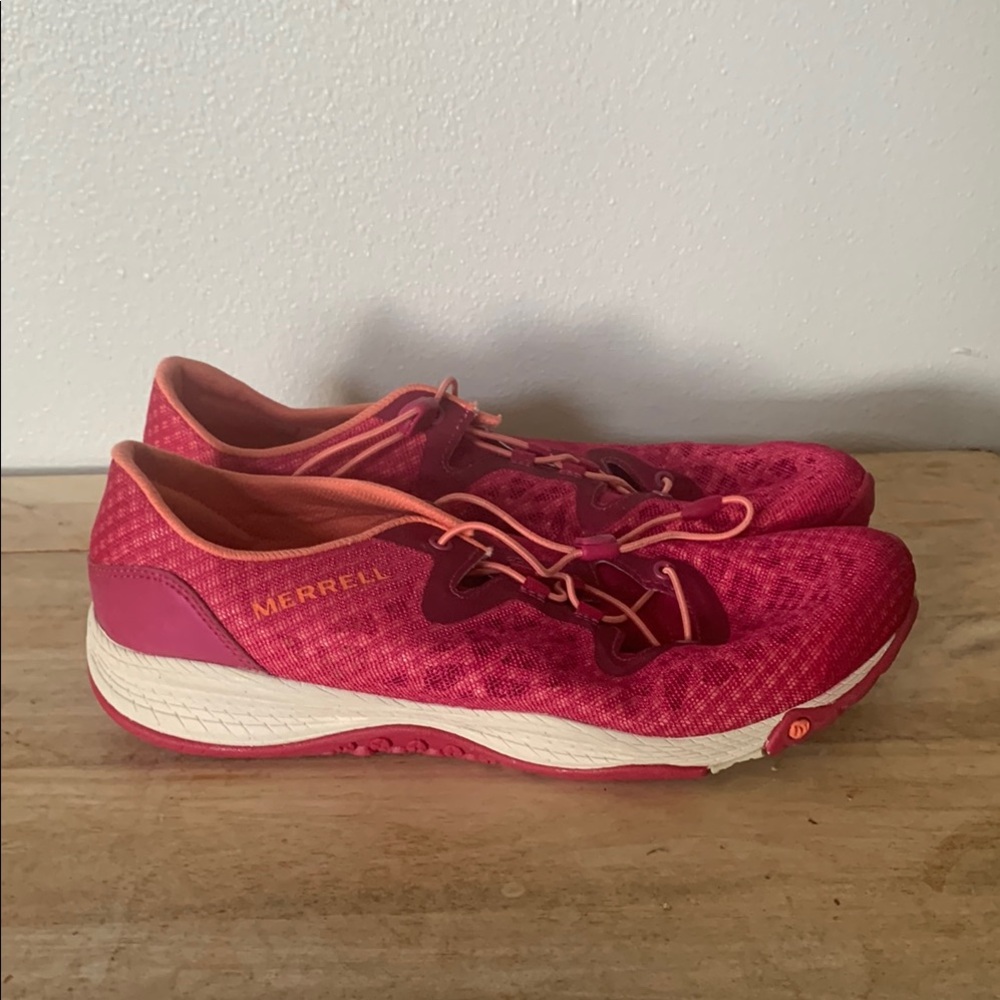 Vibrant Blue Athletic Shoes with Breathable Mesh and Cushioned Sole